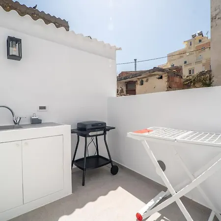 Antigone's Lux 10mins Walk To Beach, Old Town, Holiday home