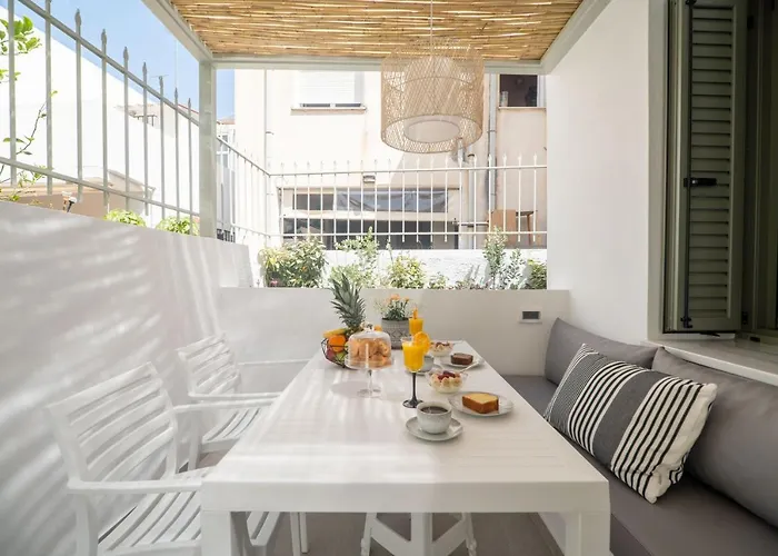 Vakantiehuis Antigone's Lux 10mins Walk To Beach, Old Town, *