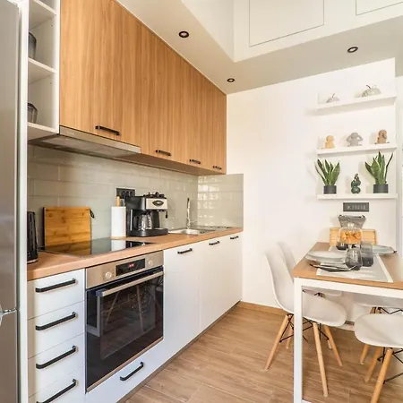 Prázdninový dům Antigone's Lux 10mins Walk To Beach, Old Town, *